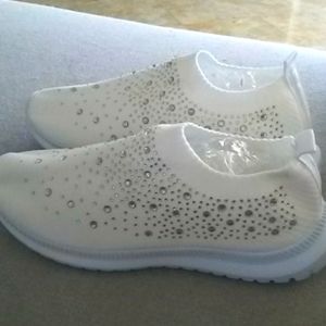 New slip on shoes my feet are too narrow! size 7